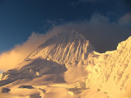 Sunset on Alpamayo, 5,947m, 33 kb Sunset on Alpamayo, 5,947m, 33 kb