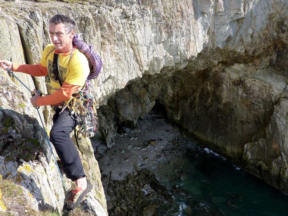 Stevie Haston abseiling in to North Stack Wall, Gogarth © Stevie Haston collection