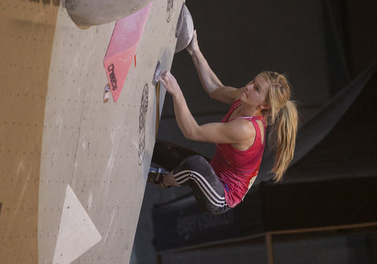 Shauna flashing Problem 3 in the final on her way to taking Gold at Grindlewald © Elias Kolzknecht