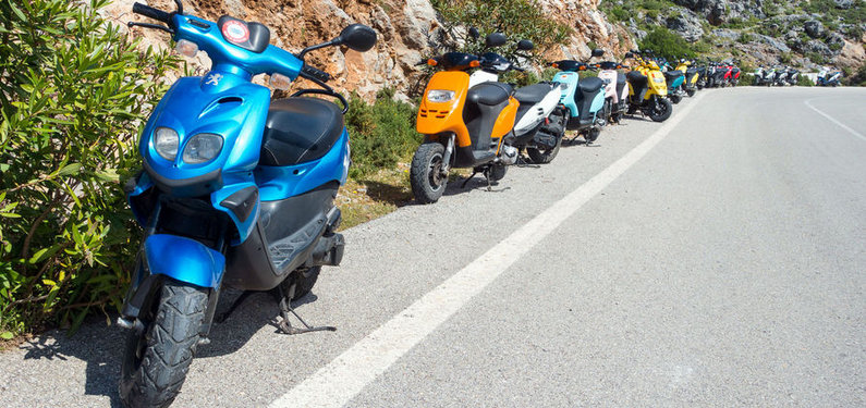 40 scooters under Arhi © Chris Craggs
