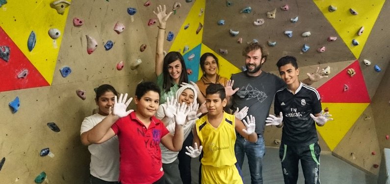 Bouldering session with the Palestinian basketball team in Beirut © ClimbAID