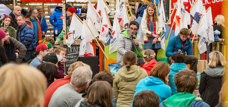 Cedar Wright entertains the crowd © Ola Stepien