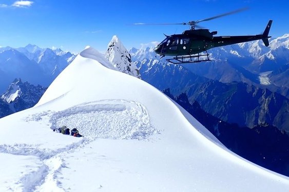 The helicopter approaches Bruce Normand and Tim Miller\'s high altitude helipad. © Tim Miller