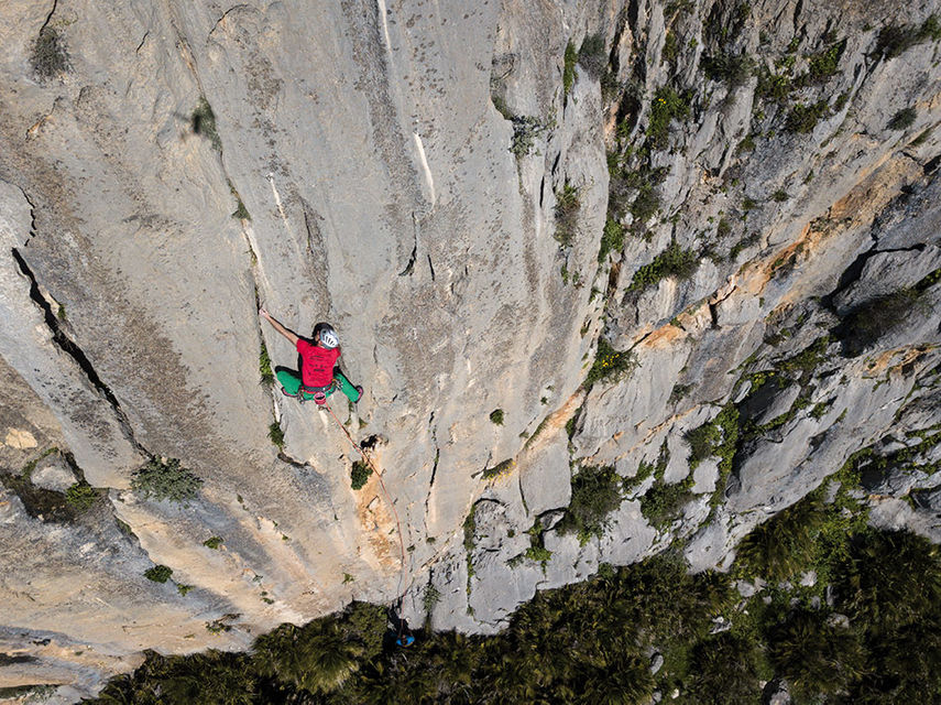 Mark Glaister on Siete (6b) at Túron East Face © Alan James
