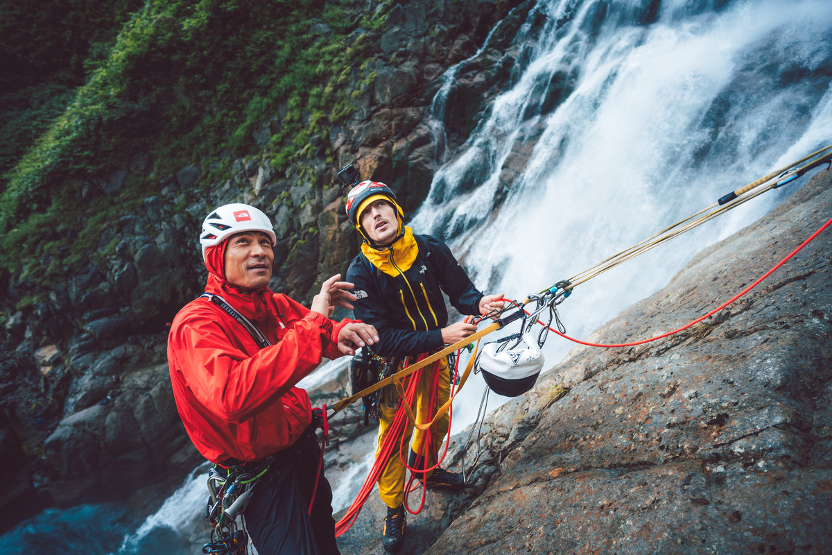 Yuji Hirayama and James Pearson discuss the route ahead. © The North Face