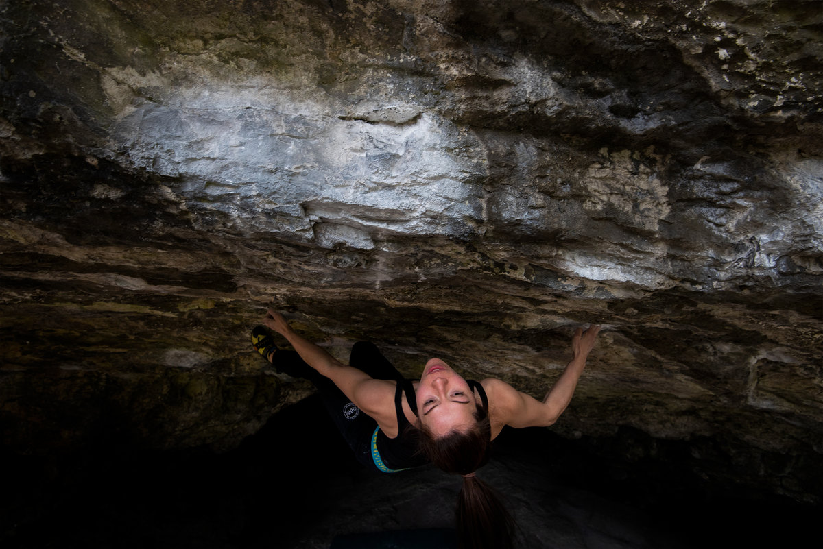 Frances Bensley climbing Keen Roof 8B. © Jonathan Bean
