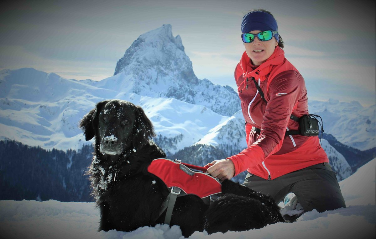 Avalanche dog Fjord with his handler Caroline Elliott @fjordsar © Ruffwear